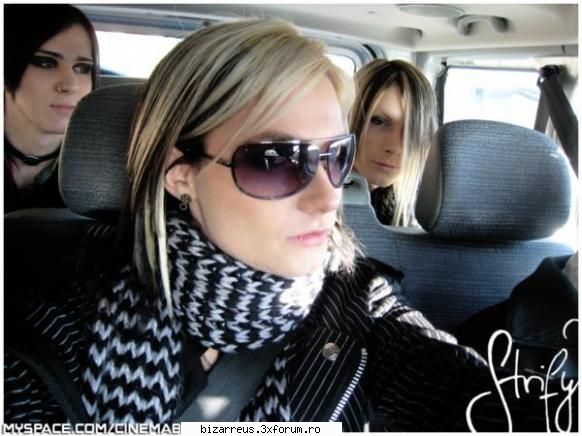 Pictures with Strify - asta`mi plc mult ii se vede cercelul din - ●๋�Nefolositor●๋�